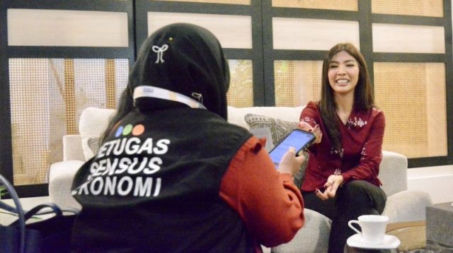 Petugas BPS Kota Batam mendata responden dalam pelaksanaan Sensus Ekonomi 2026.