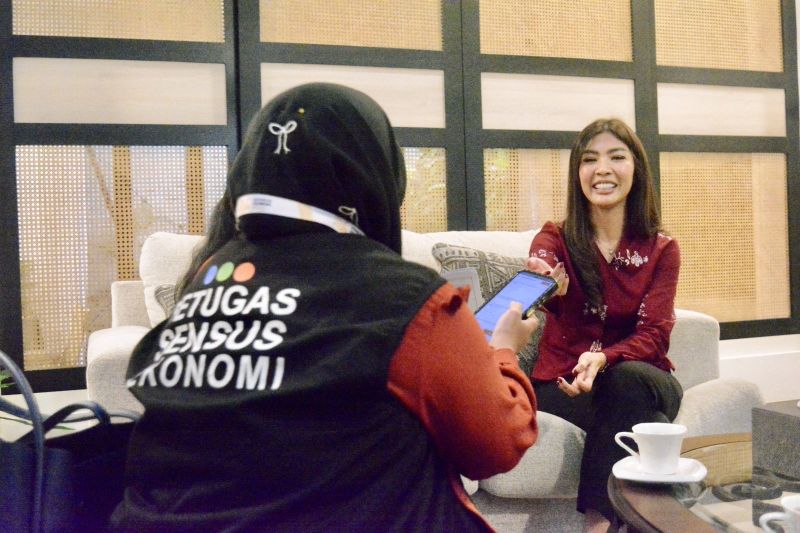 Petugas BPS Kota Batam mendata responden dalam pelaksanaan Sensus Ekonomi 2026.