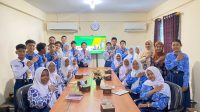 Pelajar SMP Negeri 1 Siantan mengikuti Bank Tour dan praktik menabung di BRK Syariah Anambas Tarempa.