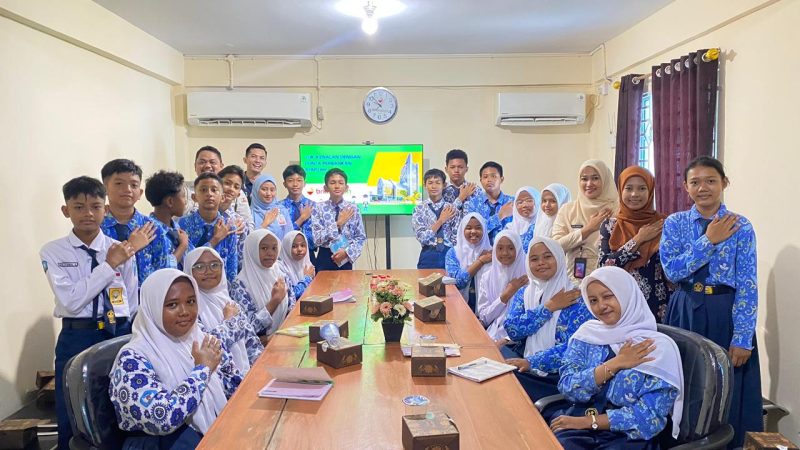 Pelajar SMP Negeri 1 Siantan mengikuti Bank Tour dan praktik menabung di BRK Syariah Anambas Tarempa.