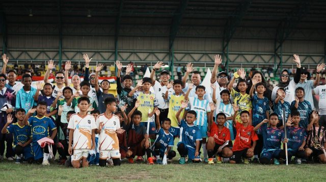 Peserta Batam Prime International Grassroot Football Festival 2026 bertanding dalam turnamen sepak bola usia dini di Stadion Temenggung Abdul Jamal.