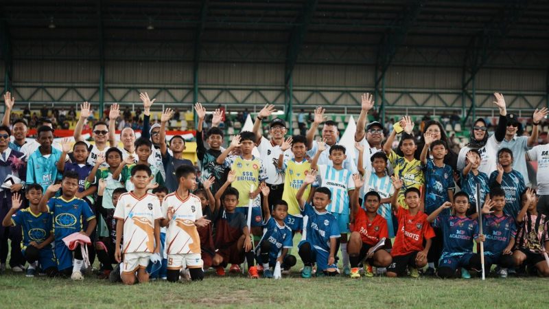 Peserta Batam Prime International Grassroot Football Festival 2026 bertanding dalam turnamen sepak bola usia dini di Stadion Temenggung Abdul Jamal.