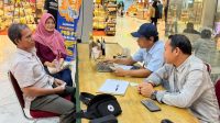 Petugas Bapenda Batam melayani warga melalui program SiBijak Ngemall di pusat perbelanjaan.