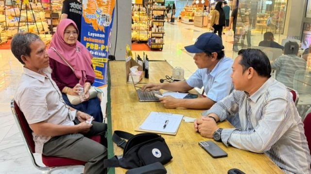 Petugas Bapenda Batam melayani warga melalui program SiBijak Ngemall di pusat perbelanjaan.