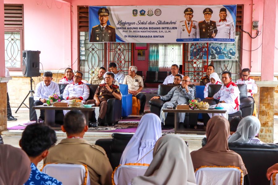 JAM-Intel Kejaksaan Agung Reda Manthovani bersama Bupati Bintan Roby Kurniawan saat kunjungan ke Rumah Bahagia Bintan.