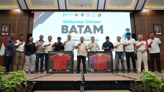 Tim peserta Batam Prime International Football Series 2026 bersama penyelenggara dan legenda Timnas Indonesia dalam welcome dinner di Balairungsari BP Batam.