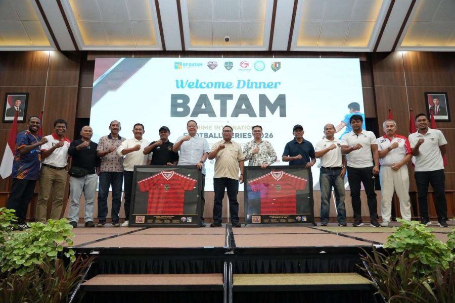 Tim peserta Batam Prime International Football Series 2026 bersama penyelenggara dan legenda Timnas Indonesia dalam welcome dinner di Balairungsari BP Batam.