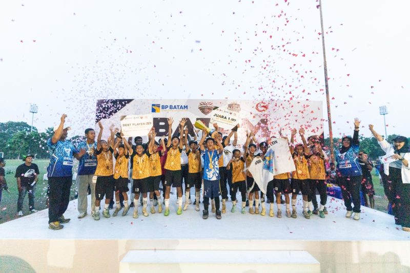 Pemain muda bertanding dalam Batam Grassroot Football Festival 2026 di Stadion Temenggung Abdul Jamal, Batam.