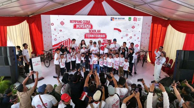 Anak-anak mengikuti kegiatan Rempang Ceria di lokasi pembangunan Sekolah Terintegrasi Merah Putih di Rempang-Galang.