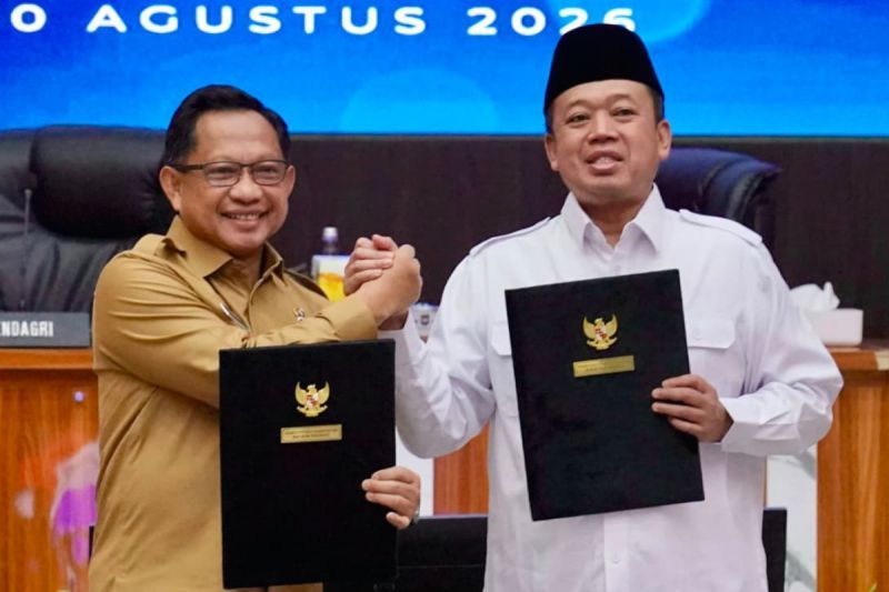 Menteri ATR/BPN Nusron Wahid dan Mendagri Tito Karnavian menandatangani kebijakan integrasi data NIB dan NOP PBB di Jakarta.