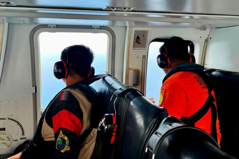 Helikopter dan tim SAR mendukung pencarian KM Samudra Jaya Kelautan di perairan Anambas.