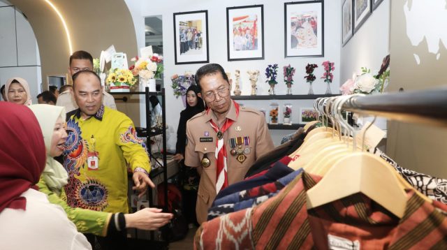 Produk UMKM Batam dipajang di Pojok UMKM D’KUMI Galeri Terminal Feri Internasional Sekupang.