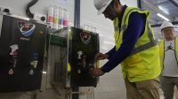 Pekerja luar ruang di Singapura bekerja di bawah cuaca panas dengan perlindungan dari risiko stres panas.