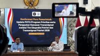 Menteri Transmigrasi Iftitah Sulaiman Suryanagara menjelaskan pengembangan kawasan transmigrasi menjadi pusat ekonomi.