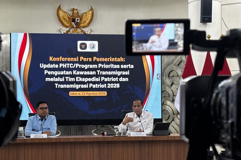 Menteri Transmigrasi Iftitah Sulaiman Suryanagara menjelaskan pengembangan kawasan transmigrasi menjadi pusat ekonomi.