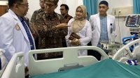 Menteri Kesehatan Budi Gunadi Sadikin meninjau layanan operasi aneurisma otak di RSUD Embung Fatimah Batam.