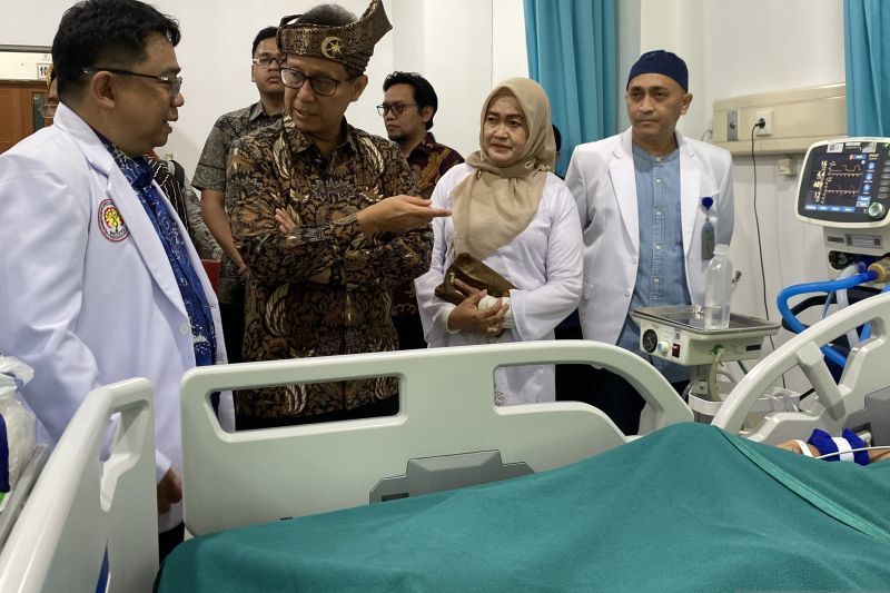 Menteri Kesehatan Budi Gunadi Sadikin meninjau layanan operasi aneurisma otak di RSUD Embung Fatimah Batam.