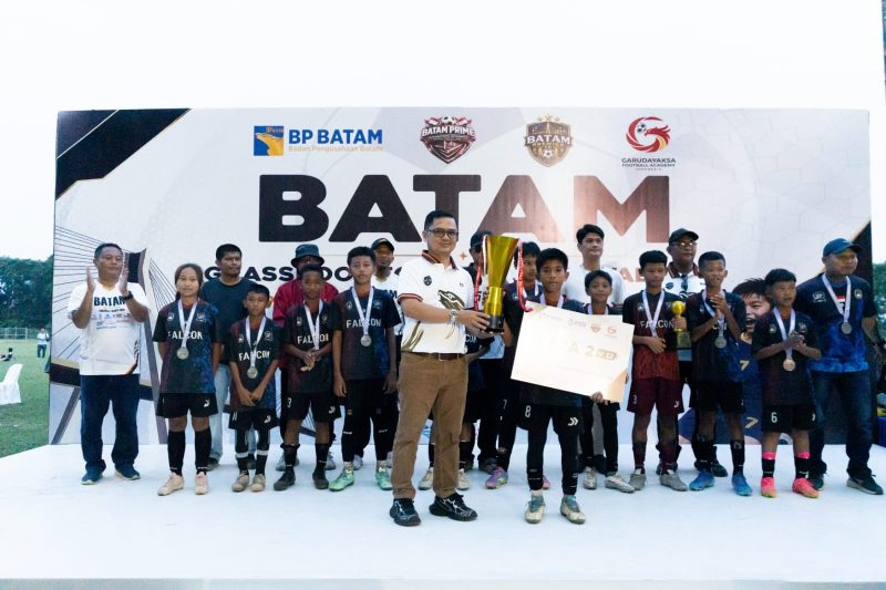 Pemain muda bertanding dalam Batam Grassroot Football Festival 2026 di Stadion Temenggung Abdul Jamal, Batam.