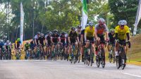 Pesepeda peserta Tour de Bintan berlomba di kawasan Bintan dalam ajang sport tourism internasional