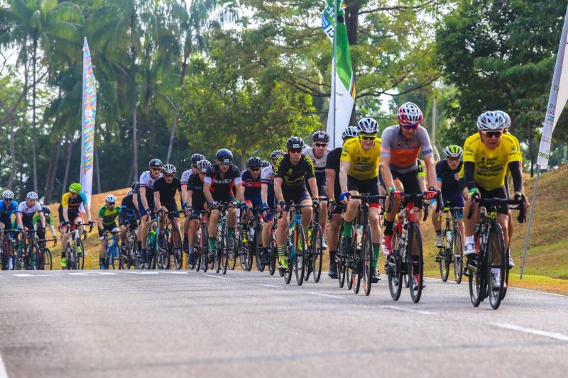 Pesepeda peserta Tour de Bintan berlomba di kawasan Bintan dalam ajang sport tourism internasional