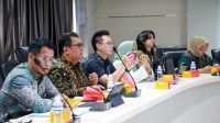Kepala Disnaker Batam Yudi Suprapto berdiskusi dengan perwakilan APINDO dan perusahaan mengenai kesempatan kerja bagi tenaga lokal.