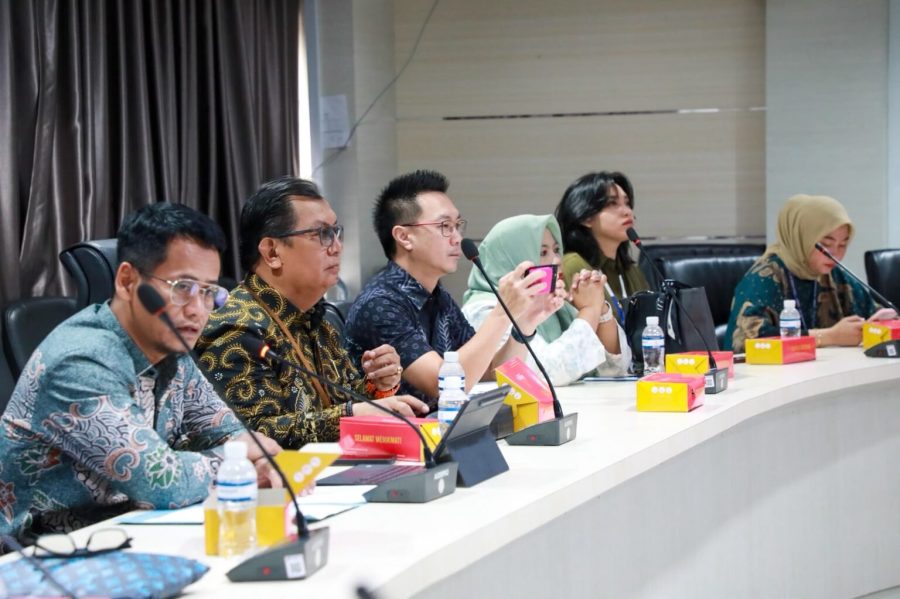 Kepala Disnaker Batam Yudi Suprapto berdiskusi dengan perwakilan APINDO dan perusahaan mengenai kesempatan kerja bagi tenaga lokal.