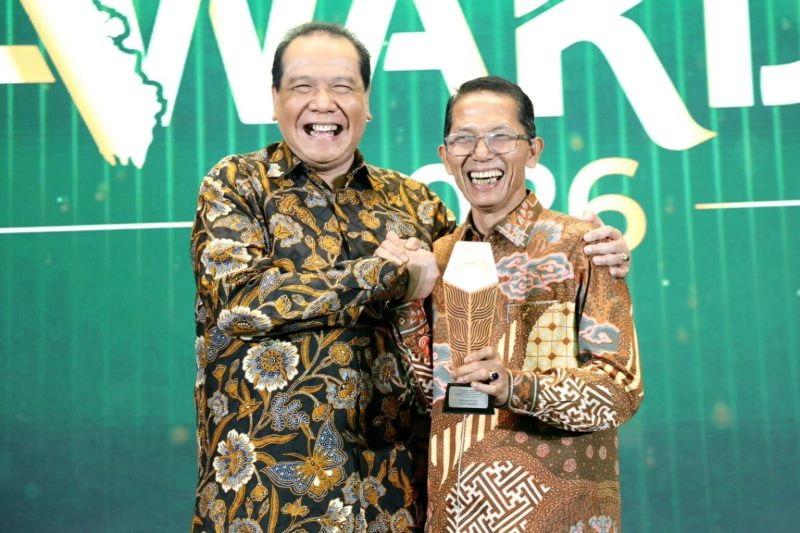 Wali Kota Batam Amsakar Achmad menerima Anugerah Program Ekonomi Terpuji kategori Pembangunan Terintegrasi Berdaya Saing Global dalam Detik Sumatera Awards 2026.
