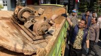 Polisi menyita empat ton pasir dari tambang ilegal di kawasan Panglong, Nongsa, Batam.
