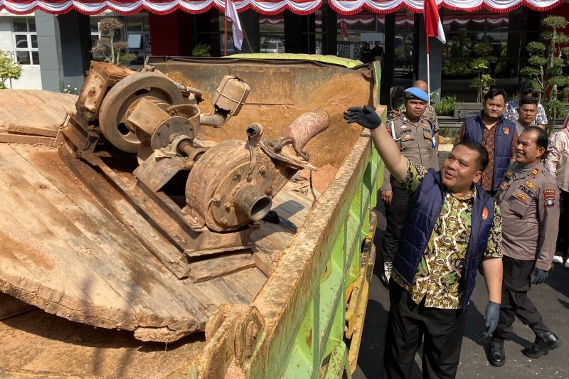 Polisi menyita empat ton pasir dari tambang ilegal di kawasan Panglong, Nongsa, Batam.