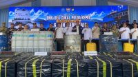 Petugas menunjukkan barang bukti 2,6 ton sabu cair hasil pengungkapan BNN dan Bea Cukai dari kapal MV Ocean Porter di Dermaga Bea Cukai Batam.