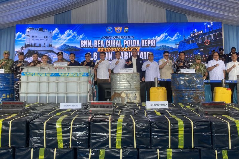 Petugas menunjukkan barang bukti 2,6 ton sabu cair hasil pengungkapan BNN dan Bea Cukai dari kapal MV Ocean Porter di Dermaga Bea Cukai Batam.