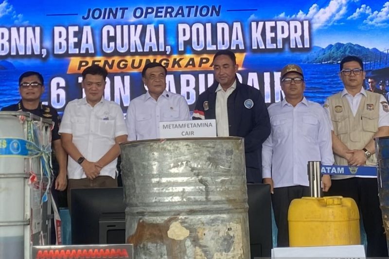 Petugas menunjukkan barang bukti 2,6 ton sabu cair hasil pengungkapan BNN dan Bea Cukai dari kapal MV Ocean Porter di Dermaga Bea Cukai Batam.