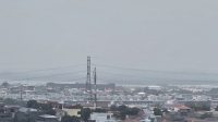 Asap kebakaran lahan di kawasan Trans Barelang, Batam, yang diduga berdampak pada penurunan jarak pandang di sejumlah wilayah Batam.