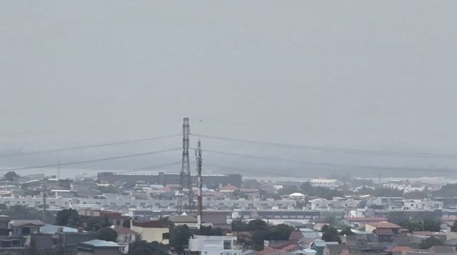 Asap kebakaran lahan di kawasan Trans Barelang, Batam, yang diduga berdampak pada penurunan jarak pandang di sejumlah wilayah Batam.
