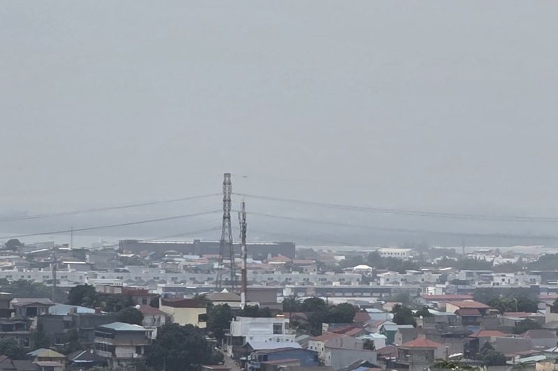 Asap kebakaran lahan di kawasan Trans Barelang, Batam, yang diduga berdampak pada penurunan jarak pandang di sejumlah wilayah Batam.