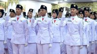 Paskibraka tim Indonesia Berdaulat dalam formasi pengibaran bendera Merah Putih di Istana Merdeka.