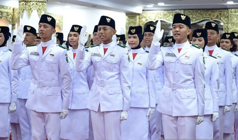 Paskibraka tim Indonesia Berdaulat dalam formasi pengibaran bendera Merah Putih di Istana Merdeka.