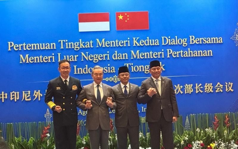 Menteri Pertahanan Indonesia Sjafrie Sjamsoeddin bertemu Menteri Pertahanan Cina Dong Jun dalam pembahasan peningkatan kerja sama pertahanan di Jakarta.