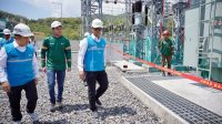Petugas PLN memulihkan jaringan listrik Flores setelah gempa NTT dengan memperbaiki gardu induk dan jaringan distribusi.