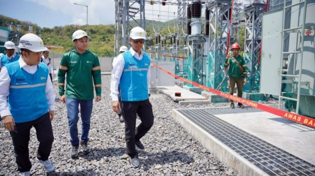 Petugas PLN memulihkan jaringan listrik Flores setelah gempa NTT dengan memperbaiki gardu induk dan jaringan distribusi.