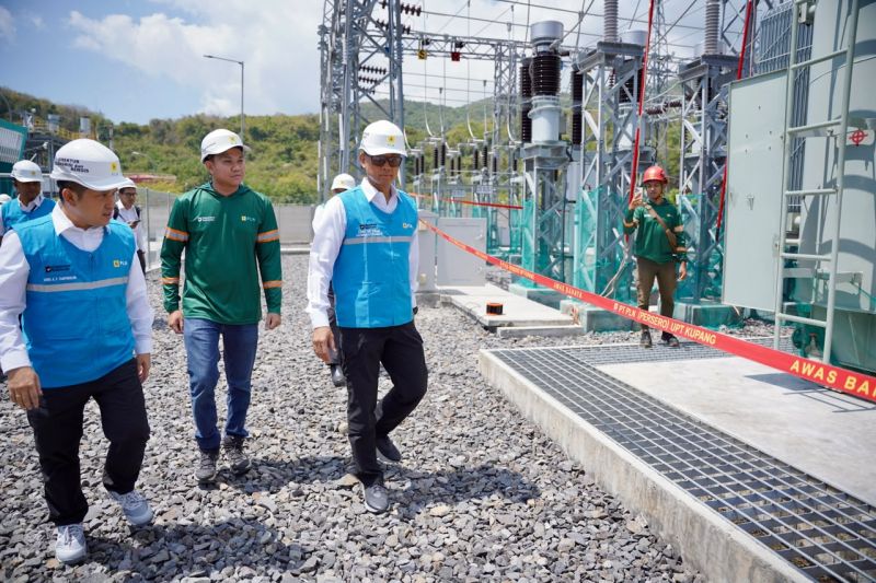 Petugas PLN memulihkan jaringan listrik Flores setelah gempa NTT dengan memperbaiki gardu induk dan jaringan distribusi.