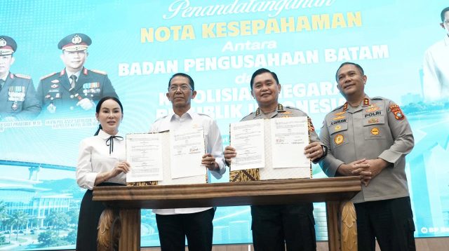 Kepala BP Batam Amsakar Achmad dan Asisten Utama Operasi Polri Komjen Muhammad Fadil Imran menandatangani Nota Kesepahaman kerja sama di Batam.