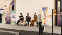 Puluhan peserta mengikuti diskusi film dokumenter Menolak Punah tentang fast fashion dan ancaman mikroplastik di Batam.