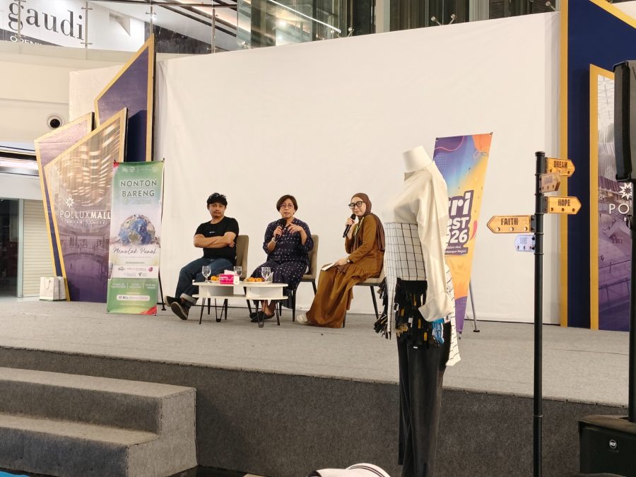 Puluhan peserta mengikuti diskusi film dokumenter Menolak Punah tentang fast fashion dan ancaman mikroplastik di Batam.