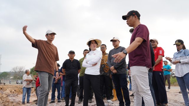 Wakil Kepala BP Batam Li Claudia Chandra meninjau kondisi drainase di Kelurahan Belian, Batam, untuk mengevaluasi penanganan banjir.