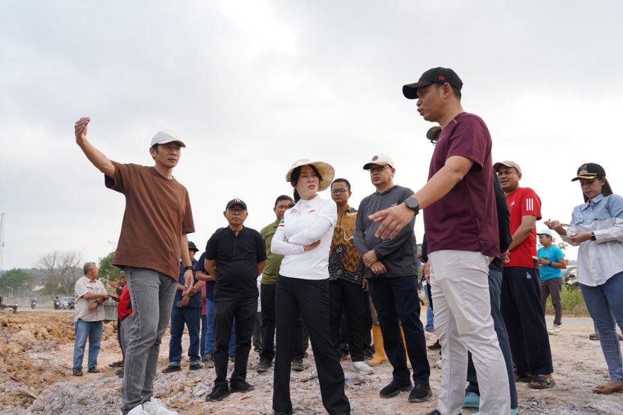 Wakil Kepala BP Batam Li Claudia Chandra meninjau kondisi drainase di Kelurahan Belian, Batam, untuk mengevaluasi penanganan banjir.