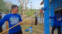 Ketua DPD Partai Demokrat Kepri Aneng bersama peserta membersihkan lingkungan dalam Gerakan Langit Biru Indonesia Asri di Bintan.