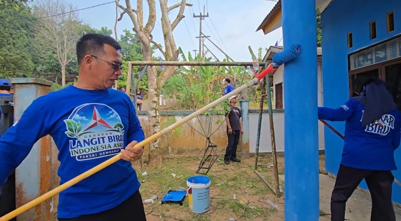 Ketua DPD Partai Demokrat Kepri Aneng bersama peserta membersihkan lingkungan dalam Gerakan Langit Biru Indonesia Asri di Bintan.