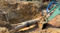 Kepala BP Batam Amsakar Achmad meninjau perbaikan pipa air minum berdiameter 800 milimeter di Muka Kuning, Batam.