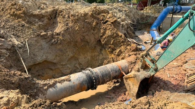 Kepala BP Batam Amsakar Achmad meninjau perbaikan pipa air minum berdiameter 800 milimeter di Muka Kuning, Batam.